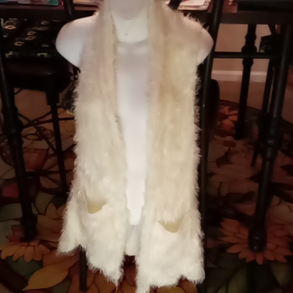 Celle Large "Fur" Vest Sleeveless w/Collar and Front Pockets White